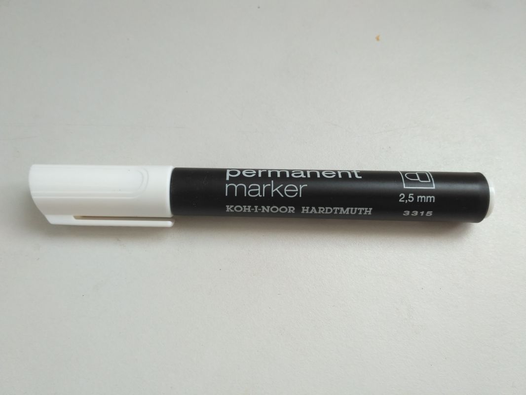 Bílý popisovač permanent marker 3315 Koh-i-noor